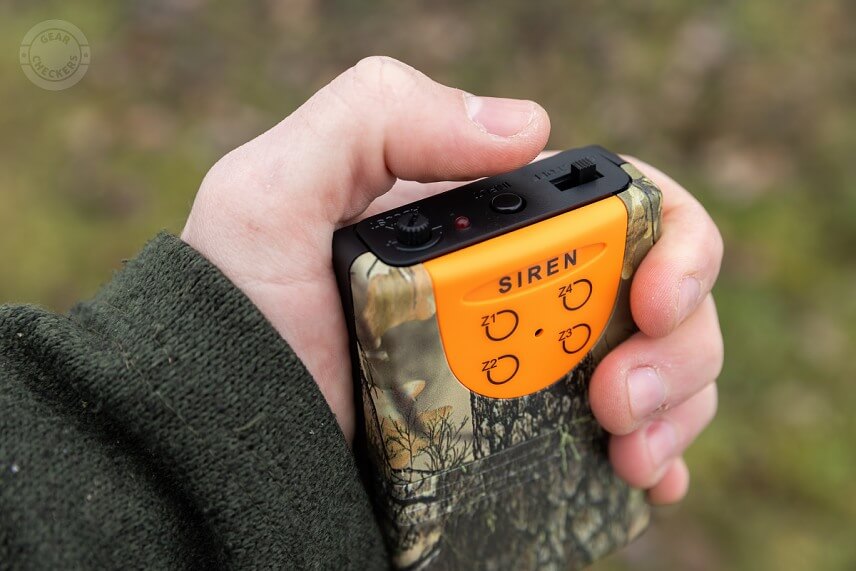 Stredné tlačidlo INPUT slúži na vypnutie signalizácie.