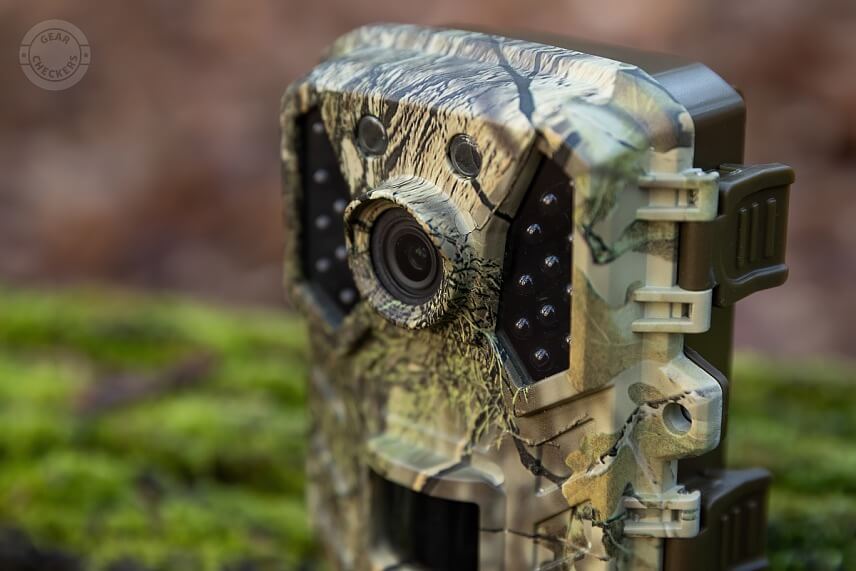 Objektív fotoaparátu je pred dažďom a snehom chránený vyčnievajúcou clonou.