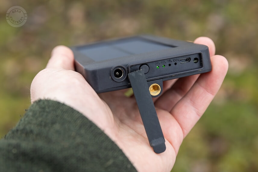 Na spodnej strane solárneho panela sa pod gumovým tesnením nachádza micro USB vstup pre nabíjanie a 4 diódy zobrazujúce aktuálny stav zabudovanej 4 500 mAh batérie.